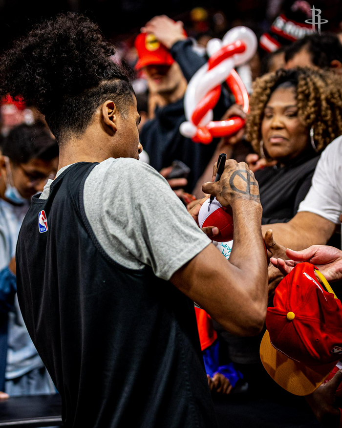 爱游戏平台 -包含休斯敦火箭训练开放日；集结日完成体检引欢呼；欧超杯在即；更衣室氛围转暖的词条